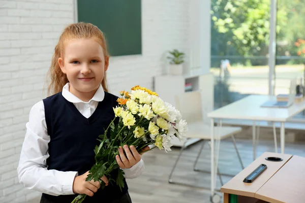 Gelukkig Schoolmeisje Met Boeket Klas Lerarendag — Stockfoto