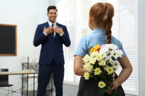 Schoolmeisje Met Boeket Feliciteert Haar Pedagoog Klas Lerarendag — Stockfoto