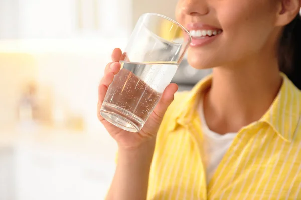 Mujer Joven Bebiendo Agua Pura Vidrio Cocina Primer Plano — Foto de Stock