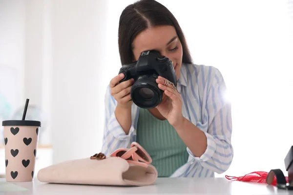 Jovem Fotógrafo Tirando Fotos Acessórios Dentro Casa — Fotografia de Stock