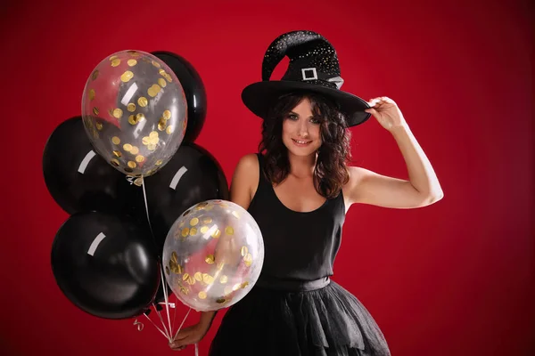 Schöne Frau Hexenkostüm Mit Luftballons Auf Rotem Hintergrund Halloween Party — Stockfoto