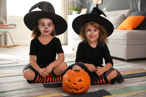 Lindas Niñas Con Linterna Jack Cabeza Calabaza Con Disfraces Halloween — Foto de Stock