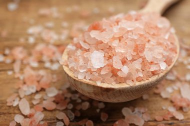 Kaşık ve pembe himalaya tuzu masada, yakın plan.