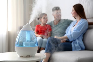 Arka planda modern hava nemlendirici ve bulanık aile