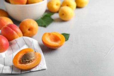 Açık gri masada taze olgun kayısılar var. Metin için boşluk