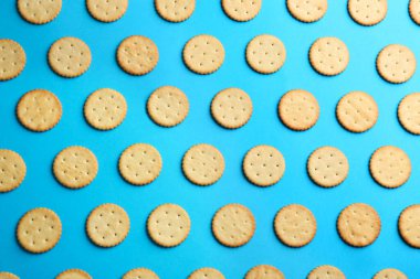 Açık mavi arka planda leziz krakerler.