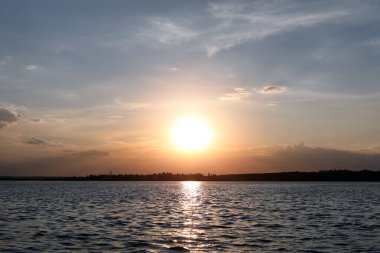 Nehir kenarında güzel bir gün doğumu manzarası. Sabah gökyüzü