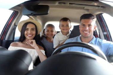 Araba yolculuğunda mutlu bir aile, dışarıdan manzara...