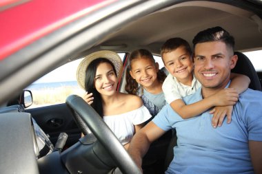 Araba yolculuğunda mutlu bir aile