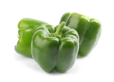 Taze yeşil dolmalık biberler beyazda izole edilmiş.