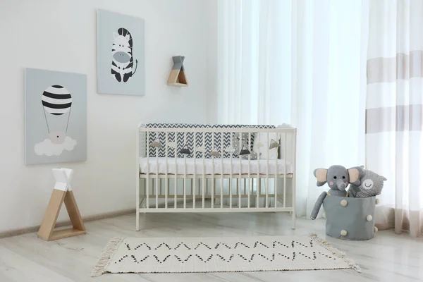 Elegante Baby Room Interno Con Culla Simpatiche Immagini Parete — Foto Stock