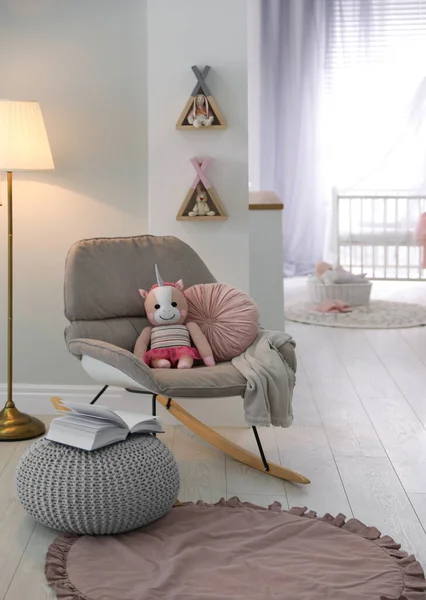 Acogedor Interior Habitación Del Bebé Con Silla Mecedora Cómoda — Foto de Stock