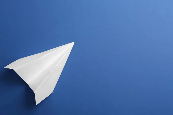 蓝色背景的白纸飞机 顶视图 案文的篇幅 — 图库照片