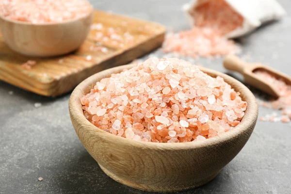 Rosafarbenes Himalaya Salz Holzschale Auf Grauem Tisch — Stockfoto