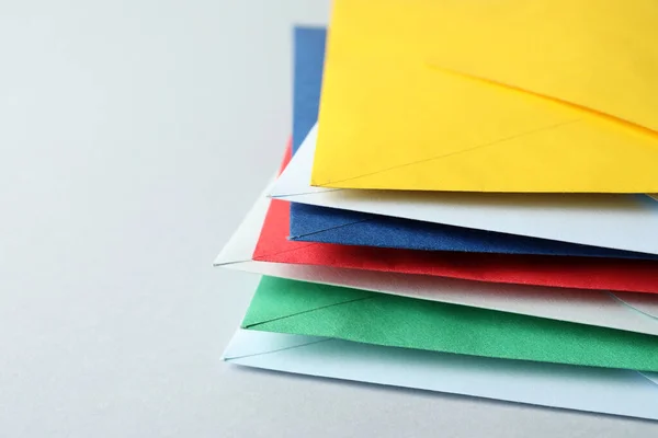 Pilha Envelopes Papel Colorido Fundo Claro Close — Fotografia de Stock
