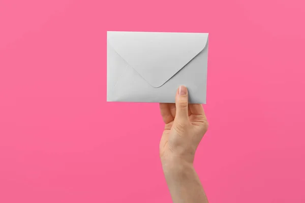 Mujer Sosteniendo Sobre Papel Blanco Sobre Fondo Rosa Primer Plano — Foto de Stock