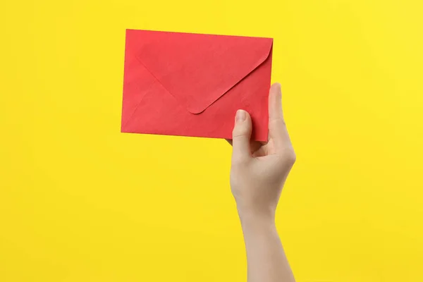 Mulher Segurando Envelope Papel Vermelho Fundo Amarelo Close — Fotografia de Stock