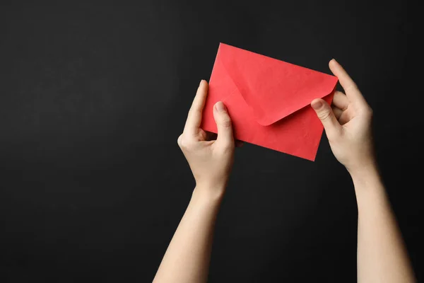 Mujer Sosteniendo Sobre Papel Rojo Sobre Fondo Negro Primer Plano —  Fotos de Stock