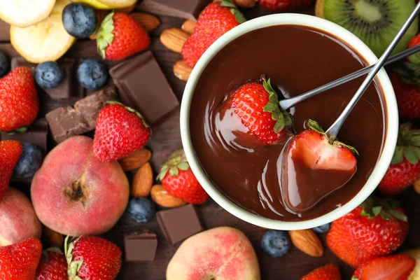 Fonduegabeln Mit Erdbeeren Schüssel Mit Geschmolzener Schokolade Umgeben Von Anderen — Stockfoto