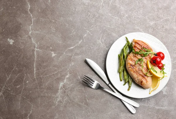 Sabroso Filete Pollo Parrilla Servido Mesa Mármol Marrón Puesta Plana — Foto de Stock