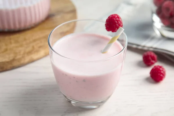 Susu Kocok Segar Dengan Raspberry Atas Meja Putih Closeup — Stok Foto