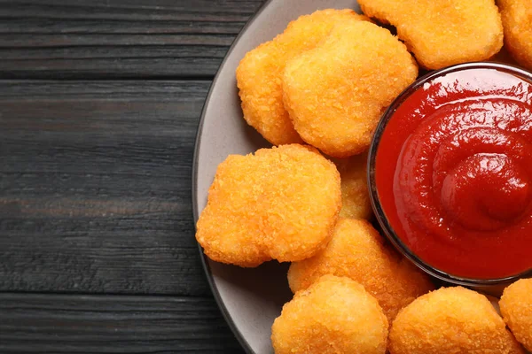 Smaklig Stekt Kyckling Nuggets Med Tomatsås Svart Träbord Ovanifrån — Stockfoto