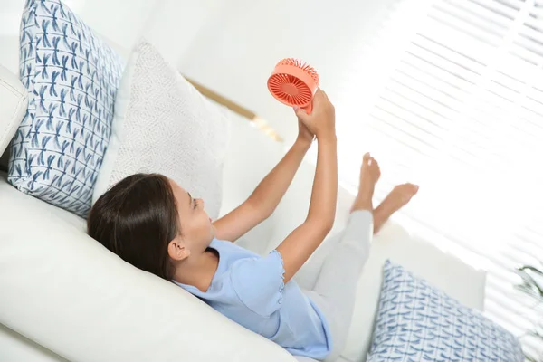 Holčička Přenosným Ventilátorem Doma Letní Teplo — Stock fotografie