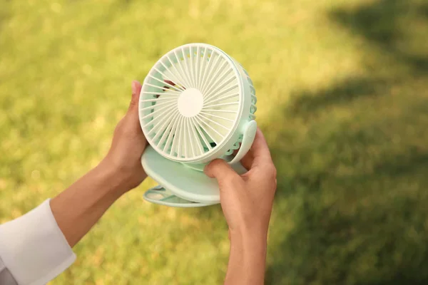 Mujer Sosteniendo Ventilador Portátil Aire Libre Soleado Día Verano Primer —  Fotos de Stock