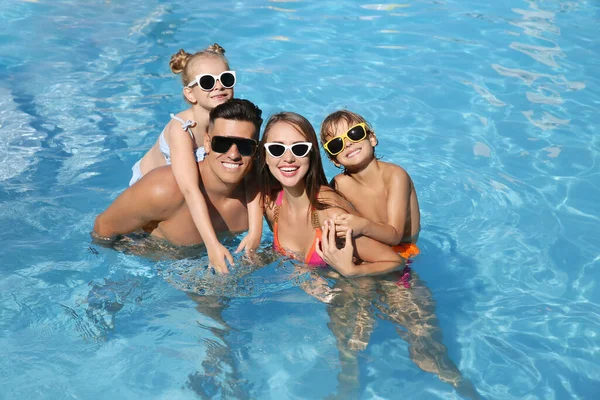 Güneşli Yaz Gününde Açık Havuzda Mutlu Bir Aile — Stok fotoğraf
