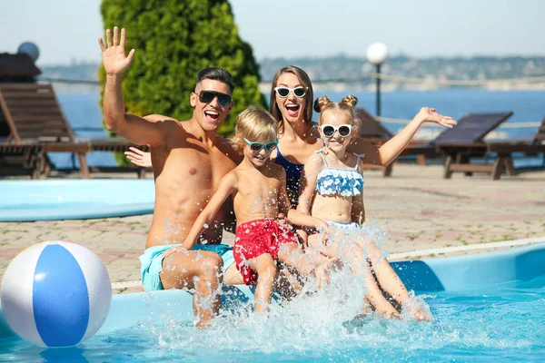 Güneşli Yaz Gününde Havuz Başında Mutlu Bir Aile — Stok fotoğraf