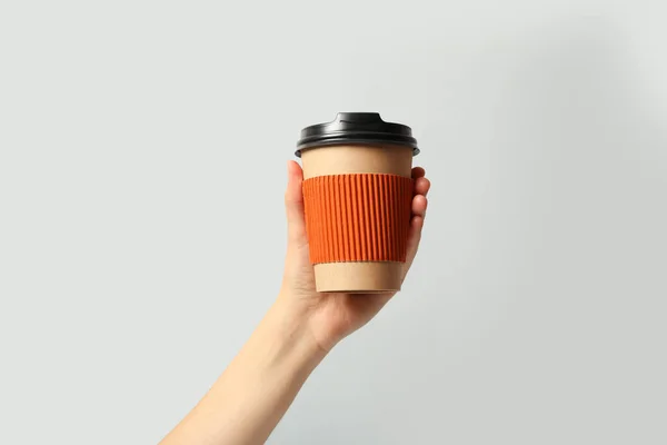 Mulher Segurando Taça Café Papel Takeaway Com Manga Papelão Fundo — Fotografia de Stock