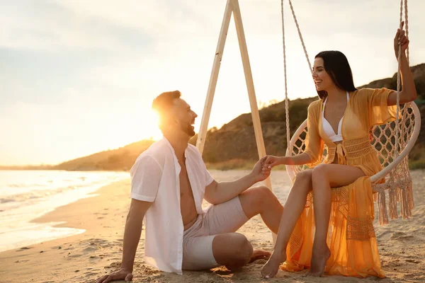 Jovem Casal Feliz Praia Pôr Sol — Fotografia de Stock