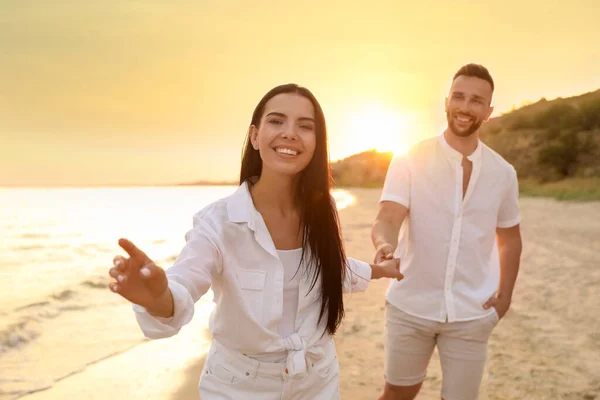 Jovem Casal Feliz Praia Pôr Sol — Fotografia de Stock