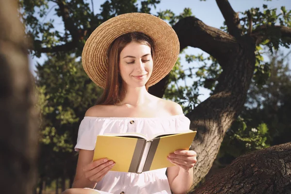 Jonge Vrouw Die Boek Leest Boom Park — Stockfoto