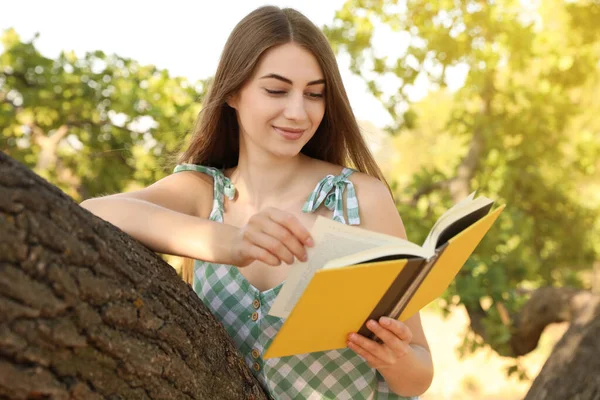 年轻女子在公园里看书 — 图库照片