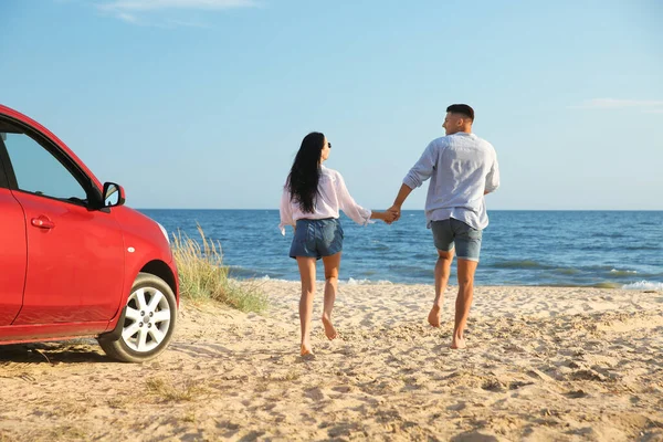 Schönes Paar Läuft Sandstrand Sommerreise — Stockfoto