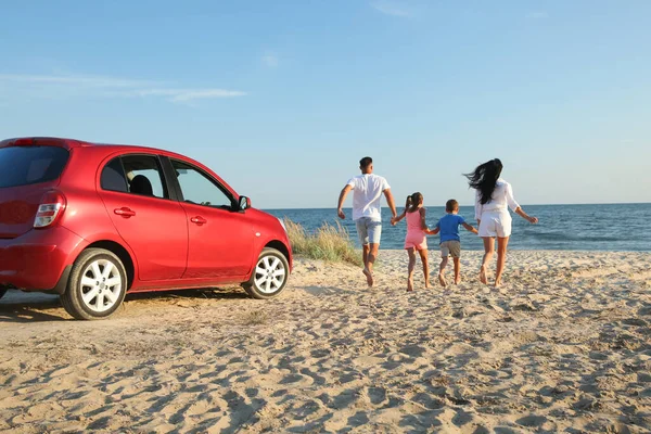 Famille Courant Sur Une Plage Sable Fin Voyage Été — Photo