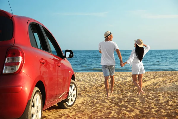 Joyeux Couple Marchant Sur Plage Sable Vue Arrière Voyage Été — Photo