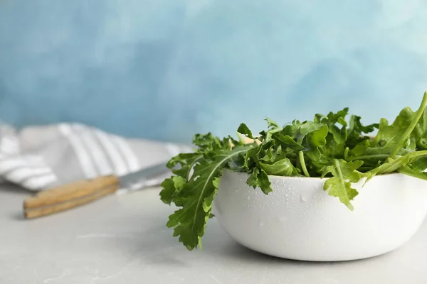 Verse Arugula Schaal Lichtgrijze Tafel Ruimte Voor Tekst — Stockfoto