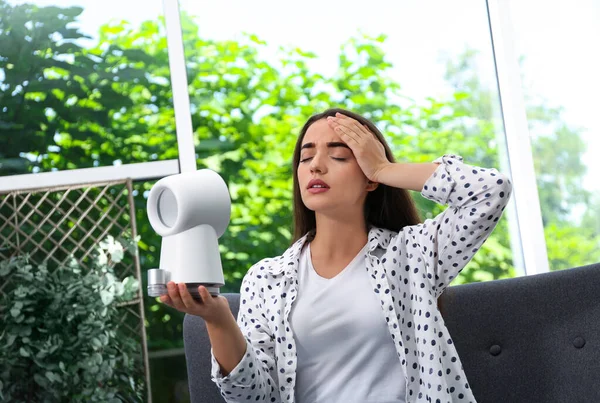Mulher Com Ventilador Portátil Sofrendo Calor Casa Temporada Verão — Fotografia de Stock