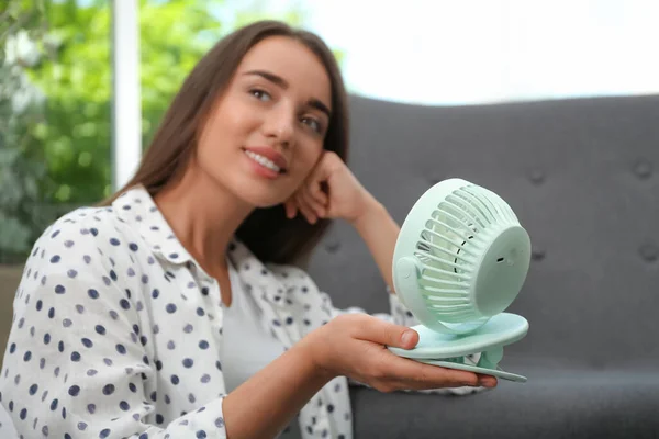 Mulher Desfrutando Fluxo Ventilador Portátil Casa Calor Verão — Fotografia de Stock