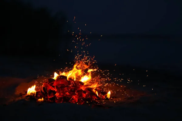 美丽的篝火 夜间在海滩上燃烧着柴火 — 图库照片