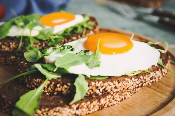 Sanduíches Deliciosos Com Arugula Ovo Frito Tábua Madeira Close — Fotografia de Stock