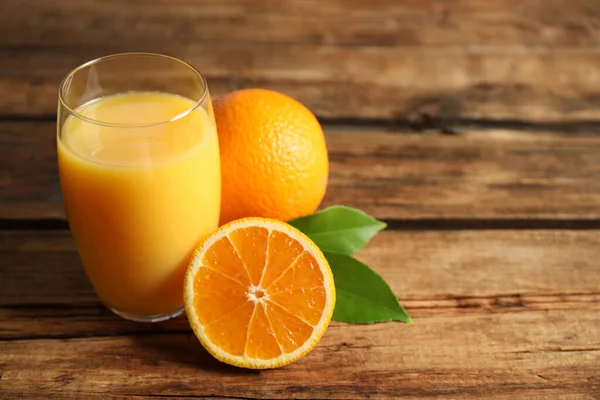 Ein Glas Orangensaft Und Frisches Obst Auf Einem Holztisch Raum — Stockfoto