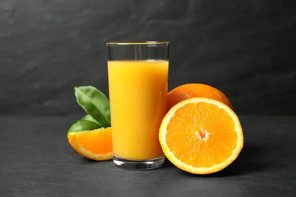 Склянка Апельсинового Соку Свіжих Фруктів Сірому Столі — стокове фото