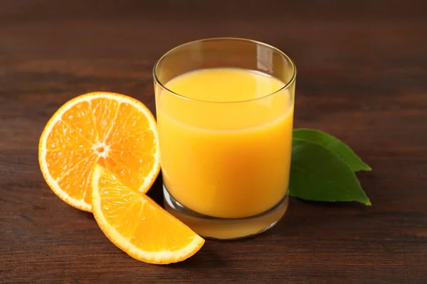 Glas Apelsinjuice Och Färska Frukter Träbord Närbild — Stockfoto