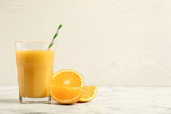 Egy Pohár Narancslé Friss Gyümölcs Fehér Márványasztalon Szöveg Helye — Stock Fotó