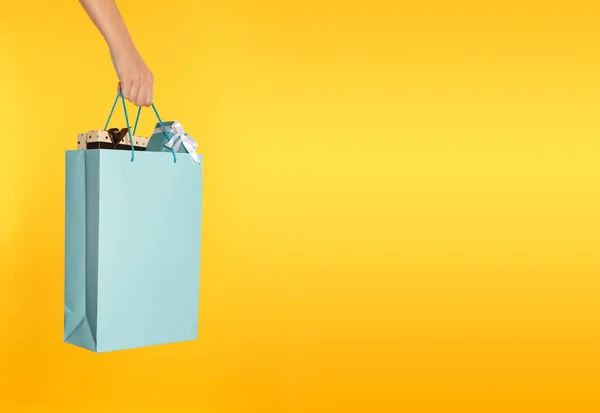 Mujer Sosteniendo Papel Bolsa Compras Llena Cajas Regalo Sobre Fondo —  Fotos de Stock