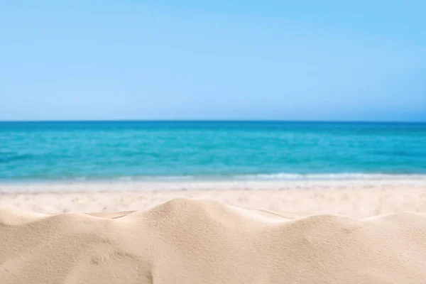 Красивий Піщаний Пляж Біля Моря Під Блакитним Небом — стокове фото