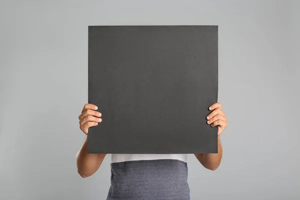 Mann Mit Schwarzem Plakat Auf Grauem Hintergrund Mockup Für Design — Stockfoto